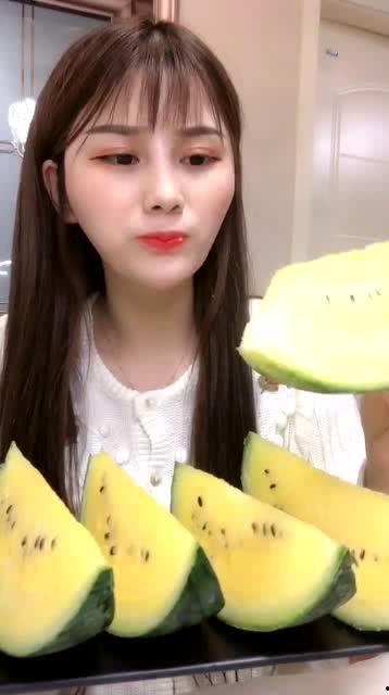 精致小姐姐吃瓜,精致小姐姐的甜蜜吃瓜时光