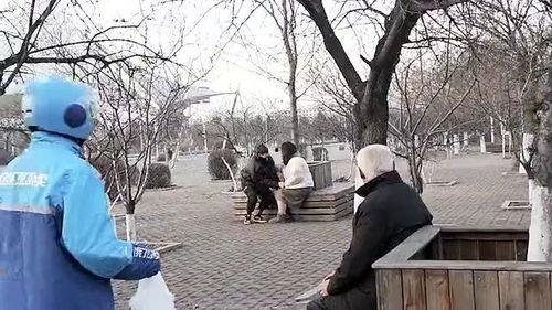大爷吃瓜点外卖视频,体验现代生活新风尚